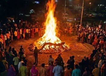होलिका दहन २०२६ च्या पूजेचे ताट आणि लक्ष्मी प्राप्तीचे उपाय
