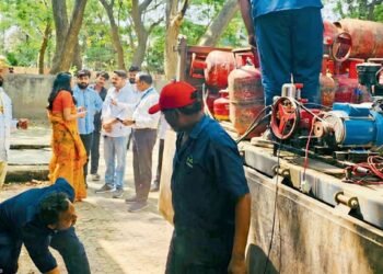 मनपा अधिकाऱ्यांकडून जप्त केलेले गॅस सिलेंडर्स