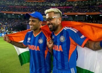 टी-20 विश्वचषक उंचावताना भारतीय क्रिकेट संघ