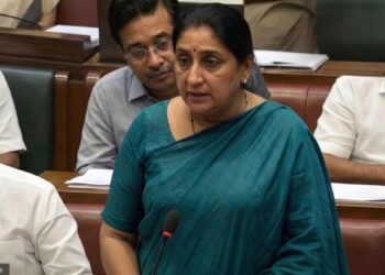 उपमुख्यमंत्री सुनेत्रा पवार विधानपरिषदेत भाषण करताना